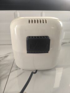 Bagian belakang Air Fryer Advance ADF-24A dengan ventilasi udara.