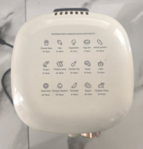 Panduan waktu memasak yang tercetak di bagian atas Air Fryer Advance ADF-24A.