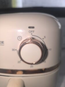 Panel kontrol Air Fryer Advance ADF-24A menggunakan knob manual.